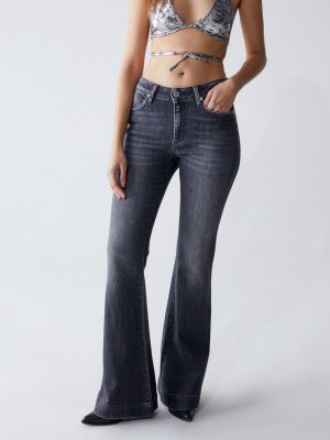 SHAFT JEANS BI1D2CD4917 Jeans bootcut a vita medio alta. Con bottoni argentati e le classiche 5 tasche. In Denim 100% organico. Interamente prodotto in Italia.